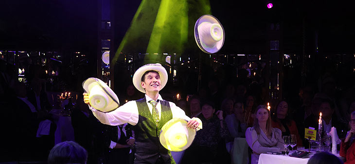 Paul Ponce (Jonglage) bei der Premiere des Programmes teatro menu by Käfer am 21.11.2023 (©Foto: Martin Schmitz)